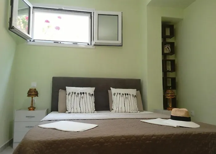 Feriehus Trizinia View Garden